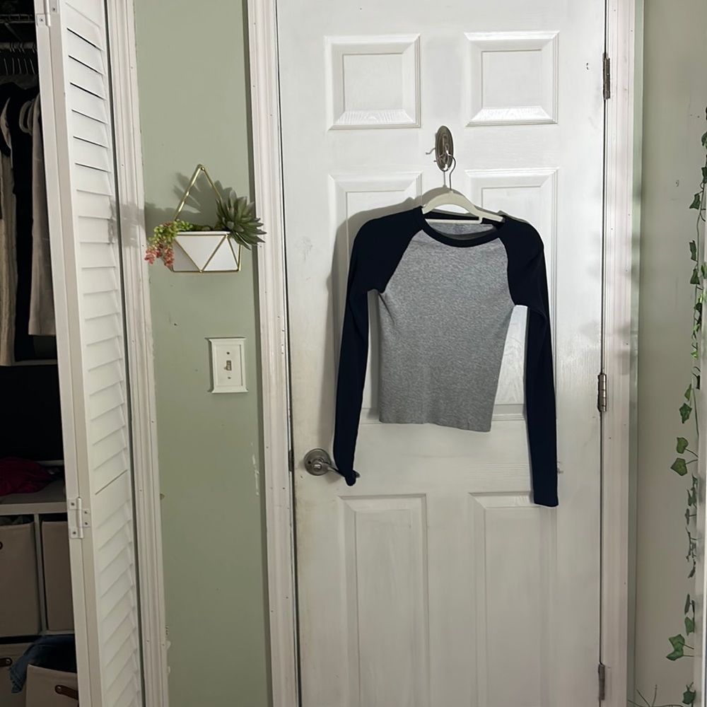 Brandy Melville long sleeve shirt (grey and navy) never been worn .size small